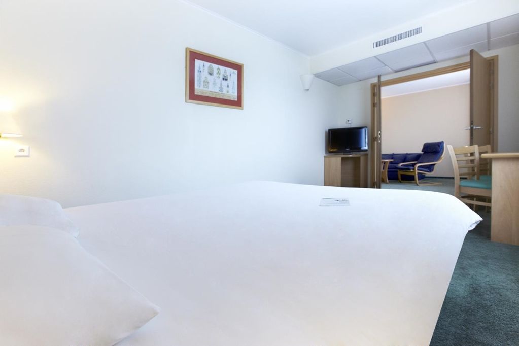 Campanile Poznan Hotel Стая снимка